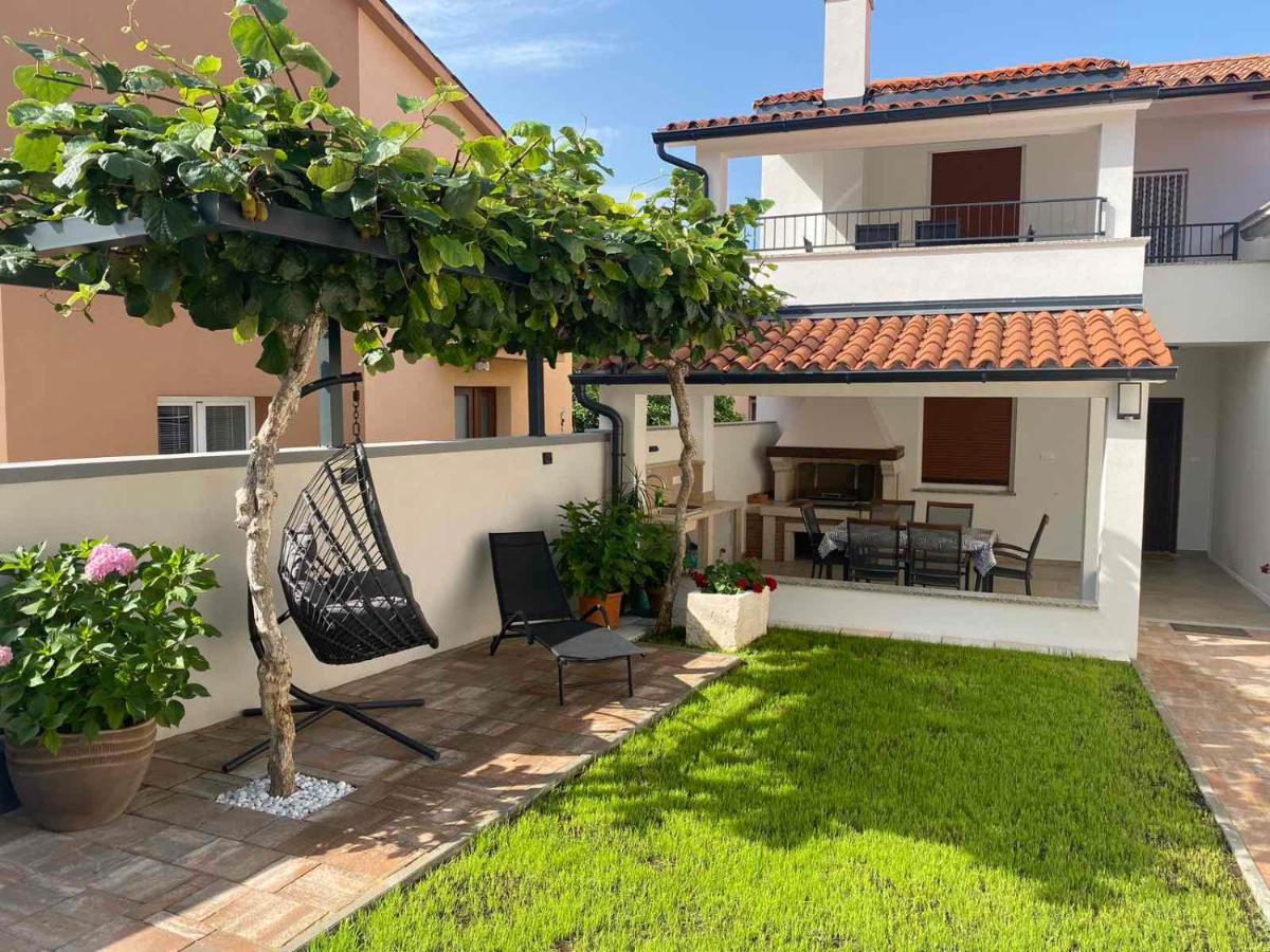Family Beach Apartments Перой Екстериор снимка